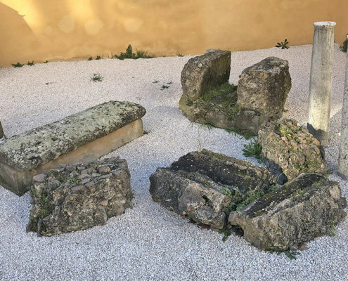 Ensemble en pierre provenant de l'Aqueduc Romain de Fréjus ( Ier siècle), sarcophage, piliers - Les balades numériques